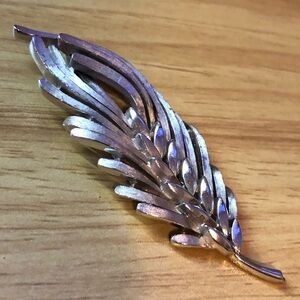 CROWN TRIFARI‎ - Vintage 60's Brushed Silver Tone Leaf Brooch Pin